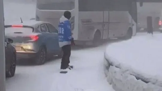 Uludağ yolunda tipi sonrası yol kapandı, sürücüler zor anlar yaşadı