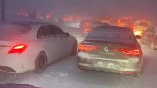 Uludağ yolunda tipi sonrası yol kapandı, sürücüler zor anlar yaşadı