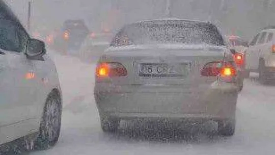 Uludağ yolunda tipi sonrası yol kapandı, sürücüler zor anlar yaşadı