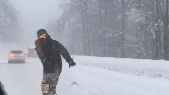 Uludağ yolunda trafik oluştu, o snowboard yaparak indi