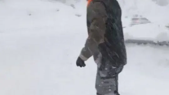 Uludağ yolunda trafik oluştu, o snowboard yaparak indi