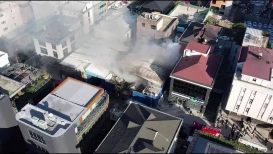 Ümnraniye'de yanan plastik atık alanı havadan görüntülendi