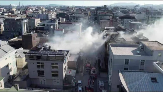 Ümnraniye'de yanan plastik atık alanı havadan görüntülendi