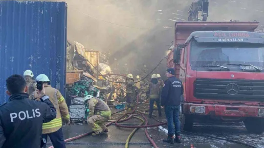 Ümnraniye'de yanan plastik atık alanı havadan görüntülendi