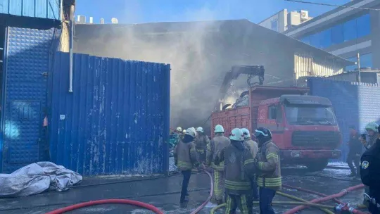 Ümnraniye'de yanan plastik atık alanı havadan görüntülendi