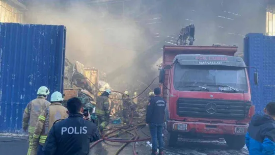 Ümnraniye'de yanan plastik atık alanı havadan görüntülendi