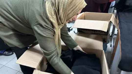 Ümraniye'de 25 kadın depremzedeler için bir arada: Eldiven, atkı ve bere dikiyorlar