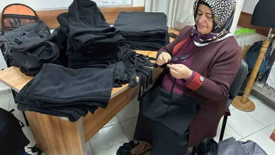 Ümraniye'de 25 kadın depremzedeler için bir arada: Eldiven, atkı ve bere dikiyorlar