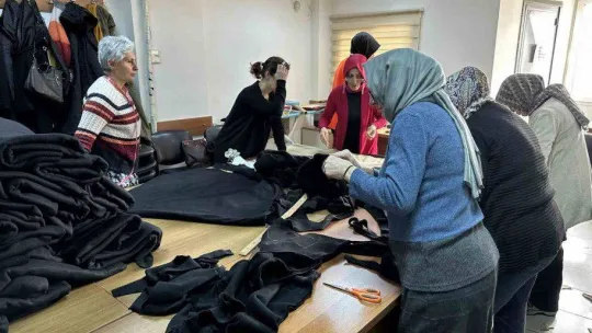 Ümraniye'de 25 kadın depremzedeler için bir arada: Eldiven, atkı ve bere dikiyorlar