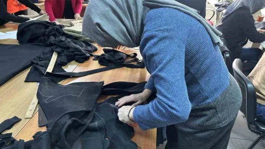 Ümraniye'de 25 kadın depremzedeler için bir arada: Eldiven, atkı ve bere dikiyorlar