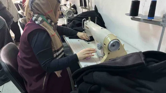 Ümraniye'de 25 kadın depremzedeler için bir arada: Eldiven, atkı ve bere dikiyorlar