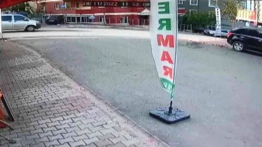 Ümraniye'de bina bahçesine uçan otomobil daireye çarptı: 3 yaralı