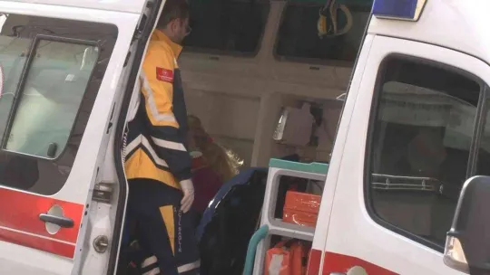 Ümraniye'de bina bahçesine uçan otomobil daireye çarptı: 3 yaralı