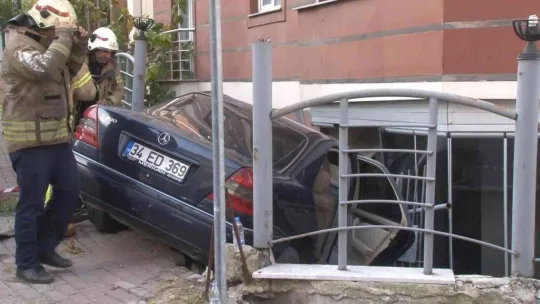 Ümraniye'de bina bahçesine uçan otomobil daireye çarptı: 3 yaralı
