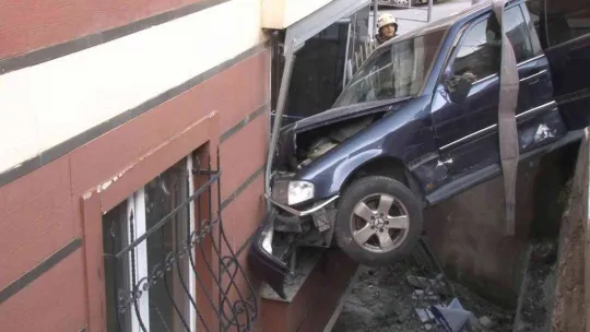 Ümraniye'de bina bahçesine uçan otomobil daireye çarptı: 3 yaralı