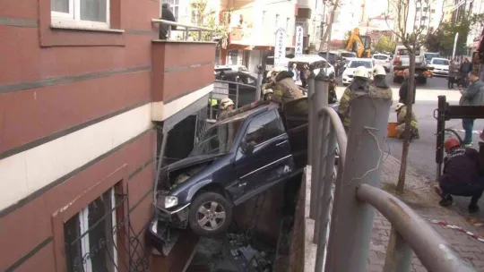 Ümraniye'de bina bahçesine uçan otomobil daireye çarptı: 3 yaralı