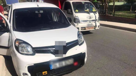 Ümraniye'de çakarlı araçla trafiğe çıkıp sosyal medyadan paylaşınca yakayı ele verdi