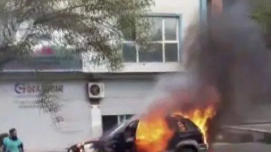 Ümraniye'de cinnet getiren şahıs aracını ateşe verdi: 1 ölü, 3 yaralı