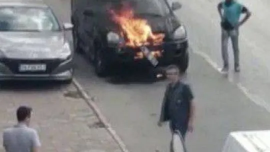 Ümraniye'de cinnet getiren şahıs aracını ateşe verdi: 1 ölü, 3 yaralı