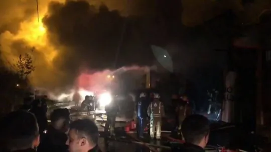 Ümraniye'de geri dönüşüm deposu alev aldı