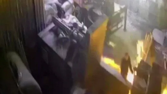 Ümraniye'de geri dönüşüm tesisinde patlama anı kamerada