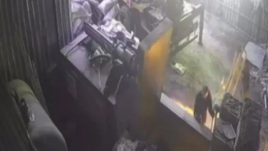 Ümraniye'de geri dönüşüm tesisinde patlama anı kamerada