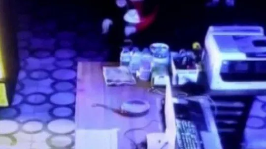 Ümraniye'de internet kafede sadaka kutusu hırsızlığı kamerada