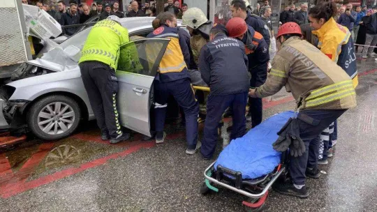 Ümraniye'de kalp krizi geçiren sürücü kaza yaptı, ağır yaralandı
