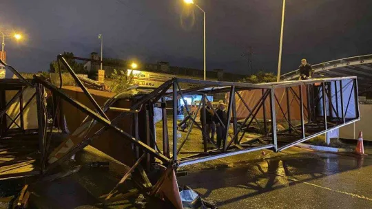 Ümraniye'de kamyon kasasında açık unutulan vinç tabelaya takıldı