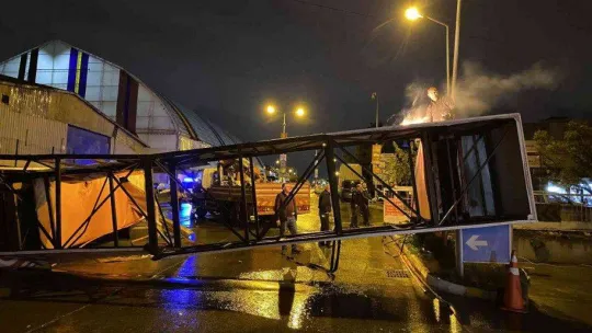 Ümraniye'de kamyon kasasında açık unutulan vinç tabelaya takıldı