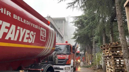 Ümraniye'de mobilya imalathanesinde korkutan yangın
