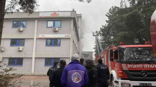Ümraniye'de mobilya imalathanesinde korkutan yangın