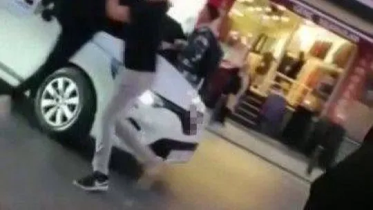 Ümraniye'de motosikletli, tartıştığı otomobil sürücüsünü darp etti