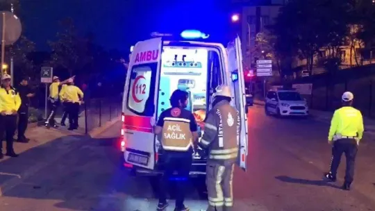 Ümraniye'de otomobil refüje çarpıp köprüden aşağıya düştü: 1 ölü, 1 yaralı