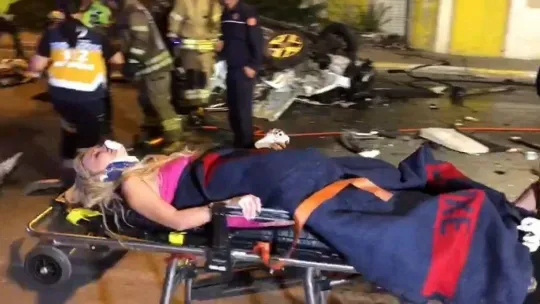 Ümraniye'de otomobil refüje çarpıp köprüden aşağıya düştü: 1 ölü, 1 yaralı