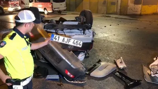 Ümraniye'de otomobil refüje çarpıp köprüden aşağıya düştü: 1 ölü, 1 yaralı