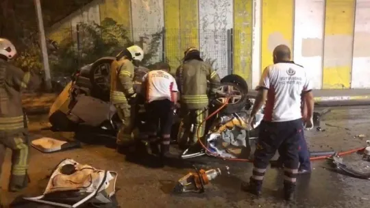 Ümraniye'de otomobil refüje çarpıp köprüden aşağıya düştü: 1 ölü, 1 yaralı