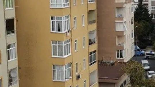 Ümraniye'de pes dedirten görüntü: Çatı parçalarının uçmaması için canlarını hiçe saydılar