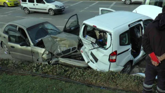 Ümraniye'de peyzaj çalışması yapan işçilerin aracına otomobil çarptı: 2 yaralı