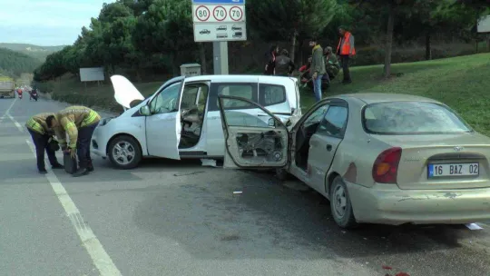 Ümraniye'de peyzaj çalışması yapan işçilerin aracına otomobil çarptı: 2 yaralı