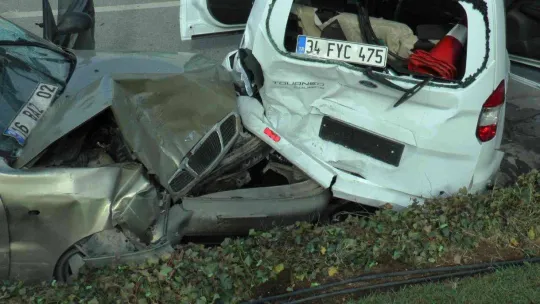 Ümraniye'de peyzaj çalışması yapan işçilerin aracına otomobil çarptı: 2 yaralı