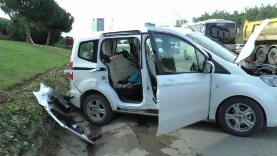 Ümraniye'de peyzaj çalışması yapan işçilerin aracına otomobil çarptı: 2 yaralı