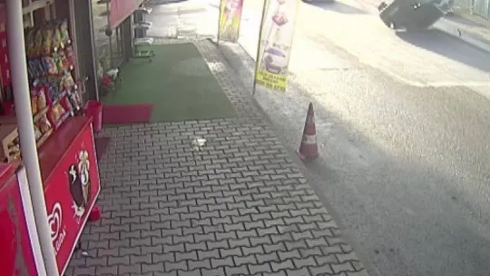 Ümraniye'de solladığı araçla çarpışan cipin takla attığı kaza kamerada