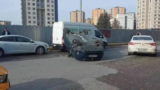 Ümraniye'de solladığı araçla çarpışan cipin takla attığı kaza kamerada