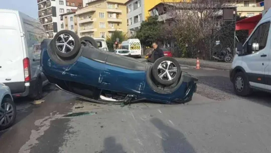 Ümraniye'de solladığı araçla çarpışan cipin takla attığı kaza kamerada