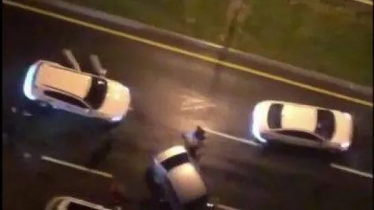 Ümraniye'de şüpheli şahıslar, kendilerini durduran polis otolarına çarparak kaçtılar