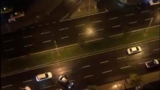 Ümraniye'de şüpheli şahıslar, kendilerini durduran polis otolarına çarparak kaçtılar