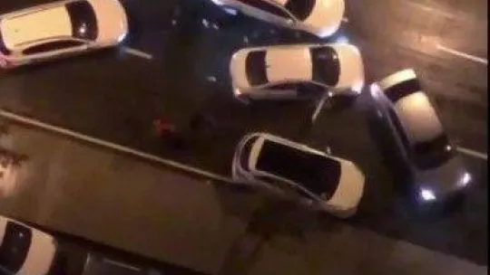 Ümraniye'de şüpheli şahıslar, kendilerini durduran polis otolarına çarparak kaçtılar