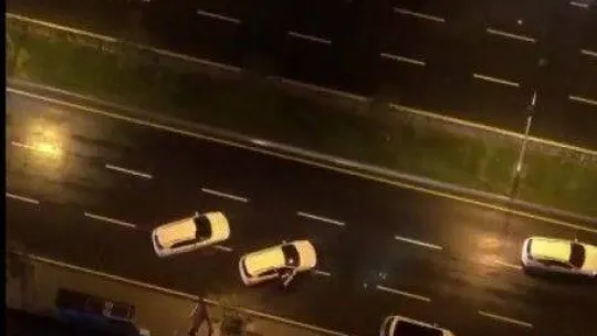 Ümraniye'de şüpheli şahıslar, kendilerini durduran polis otolarına çarparak kaçtılar