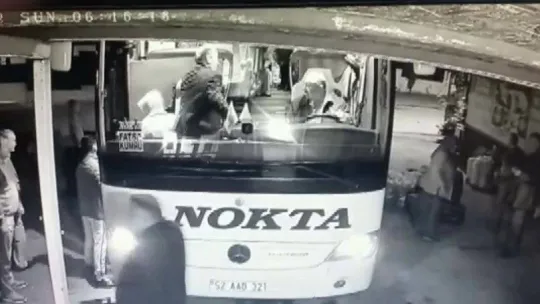 Ümraniye'de terminal hırsızları iş başında: Yaşlı yolcunun cüzdanını çaldılar